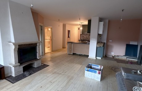 Просторен апартамент с камина и голяма тераса в Банско